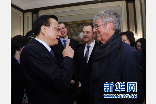 12月18日，中國國務院總理李克強在貝爾格萊德市政廳接受&ldquo;貝爾格萊德榮譽市民&rdquo;證書，塞爾維亞總理武契奇陪同出席。隨后，李克強同塞各界知名人士親切會見并互動交流。這是李克強同著名足球教練米盧蒂諾維奇親切交談。新華社記者 饒愛民 攝