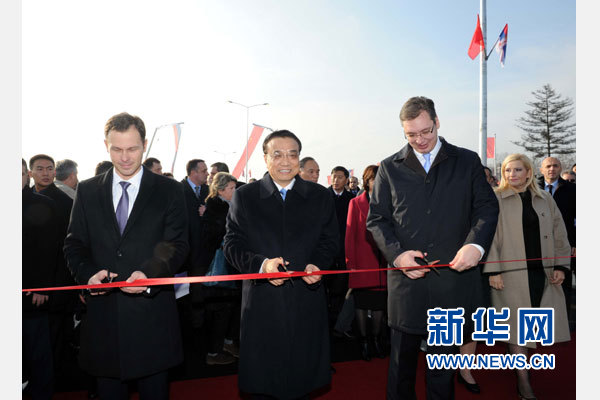 12月18日，中國國務院總理李克強在貝爾格萊德同塞爾維亞總理武契奇共同出席貝爾格萊德跨多瑙河大橋竣工儀式。這是李克強與武契奇為新建成的大橋剪彩。新華社記者 饒愛民 攝