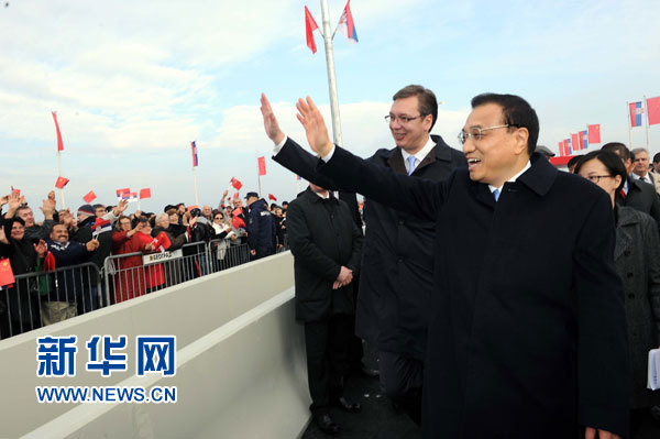 12月18日，中國國務院總理李克強在貝爾格萊德同塞爾維亞總理武契奇共同出席貝爾格萊德跨多瑙河大橋竣工儀式。這是李克強與武契奇在儀式現(xiàn)場向塞爾維亞群眾揮手致意。新華社記者 饒愛民 攝
