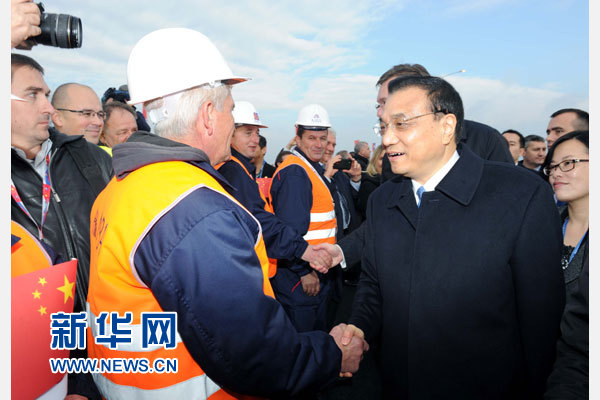 12月18日，中國國務院總理李克強在貝爾格萊德同塞爾維亞總理武契奇共同出席貝爾格萊德跨多瑙河大橋竣工儀式。這是李克強同大橋建設者親切交流。新華社記者 饒愛民 攝