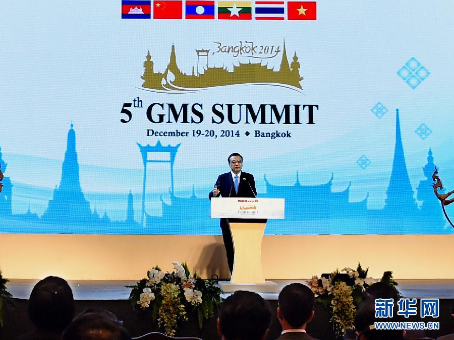 12月20日，國(guó)務(wù)院總理李克強(qiáng)在曼谷出席大湄公河次區(qū)域經(jīng)濟(jì)合作第五次領(lǐng)導(dǎo)人會(huì)議開幕式。 這是李克強(qiáng)在開幕式上發(fā)言。 新華社記者饒愛民攝 