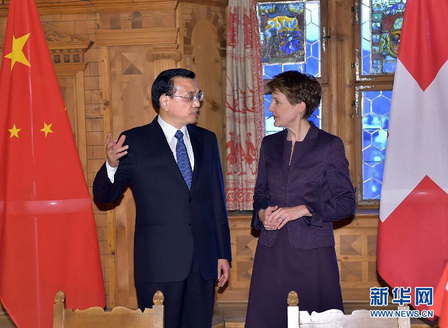 1月21日，國務(wù)院總理李克強(qiáng)在達(dá)沃斯同瑞士聯(lián)邦主席索馬魯加舉行會談。這是會談結(jié)束后，李克強(qiáng)與索馬魯加共同出席雙邊金融、食品、藥品、科研、人員往來等領(lǐng)域合作文件簽字儀式。新華社記者 李濤 攝