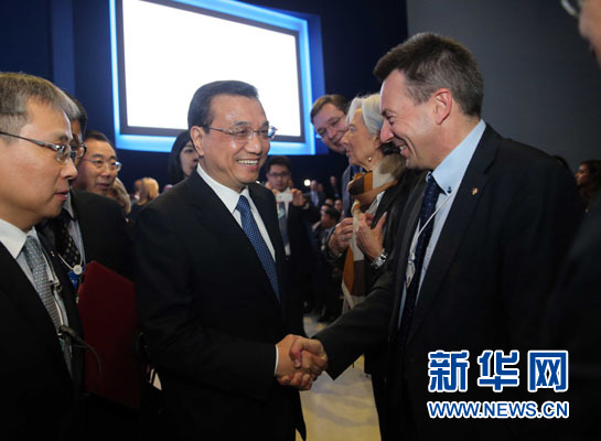 1月21日，中國國務院總理李克強在瑞士達沃斯舉行的世界經濟論壇全會發(fā)表特別致辭并回答提問。這是李克強在致辭前同與會嘉賓親切交談。新華社記者 劉衛(wèi)兵 攝