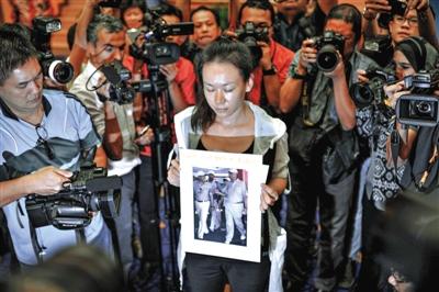 1月29日，在得知即將召開有關(guān)MH370的發(fā)布會后，一些乘客家屬成員到場。