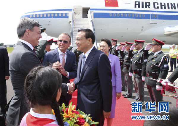 當(dāng)?shù)貢r間6月28日下午，經(jīng)中歐雙方商定，國務(wù)院總理李克強(qiáng)乘專機(jī)抵達(dá)比利時首都布魯塞爾，出席第十七次中國歐盟領(lǐng)導(dǎo)人會晤。李克強(qiáng)總理夫人程虹同機(jī)抵達(dá)。歐盟和比利時政府高級官員到阿貝拉格機(jī)場迎接。新華社記者 龐興雷 攝 