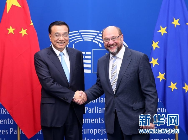 當(dāng)?shù)貢r(shí)間6月29日上午，國(guó)務(wù)院總理李克強(qiáng)在布魯塞爾會(huì)見(jiàn)歐洲議會(huì)議長(zhǎng)舒爾茨。 新華社記者 龐興雷 攝