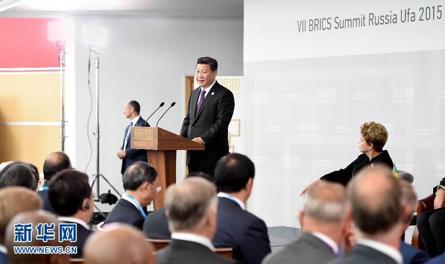 7月9日，金磚國家領(lǐng)導(dǎo)人同金磚國家工商理事會(huì)代表對(duì)話會(huì)在俄羅斯烏法舉行。中國國家主席習(xí)近平、俄羅斯總統(tǒng)普京、巴西總統(tǒng)羅塞夫、印度總理莫迪、南非總統(tǒng)祖馬等共同出席。新華社記者 張鐸 攝 