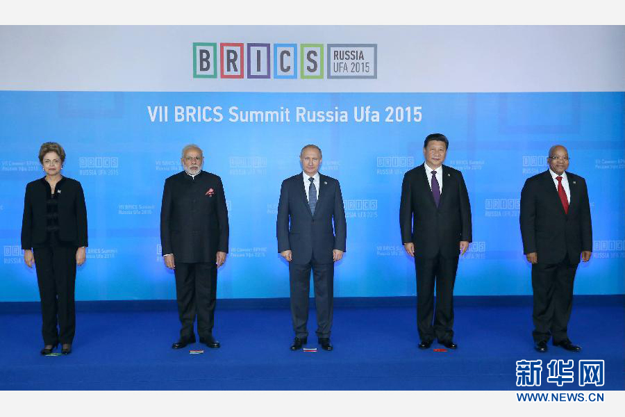 7月9日，金磚國家領(lǐng)導(dǎo)人第七次會(huì)晤在俄羅斯烏法舉行。中國國家主席習(xí)近平、俄羅斯總統(tǒng)普京、巴西總統(tǒng)羅塞夫、印度總理莫迪、南非總統(tǒng)祖馬出席。這是金磚國家領(lǐng)導(dǎo)人集體合影。新華社記者 龐興雷 攝