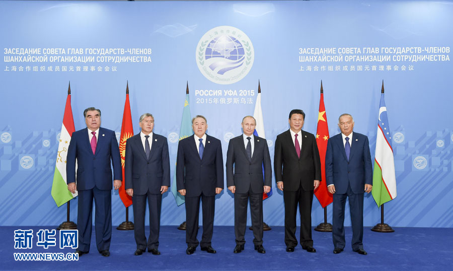 7月10日，上海合作組織成員國元首理事會(huì)第十五次會(huì)議在俄羅斯烏法舉行。國家主席習(xí)近平出席會(huì)議并發(fā)表重要講話。這是會(huì)前，成員國元首集體合影。新華社記者 李學(xué)仁 攝