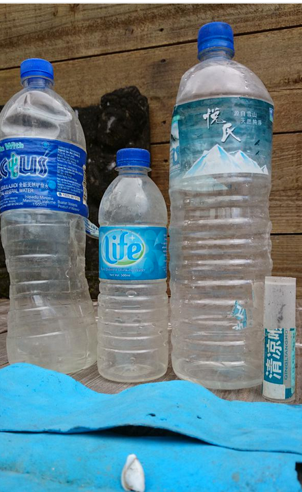 MH370之謎新證據(jù)？留尼汪島現(xiàn)兩馬來礦泉水瓶 一中國藥膏