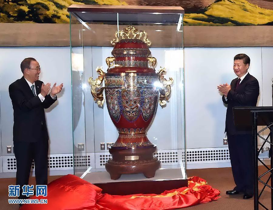 9月27日，國家主席習(xí)近平在紐約出席中國向聯(lián)合國贈(zèng)送&ldquo;和平尊&rdquo;儀式。聯(lián)合國秘書長潘基文出席。 新華社記者 李濤 攝 