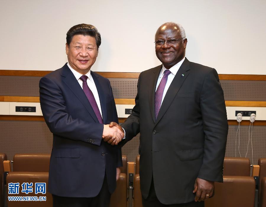 9月27日，國家主席習(xí)近平在紐約會見塞拉利昂總統(tǒng)科羅馬。新華社記者 龐興雷 攝 