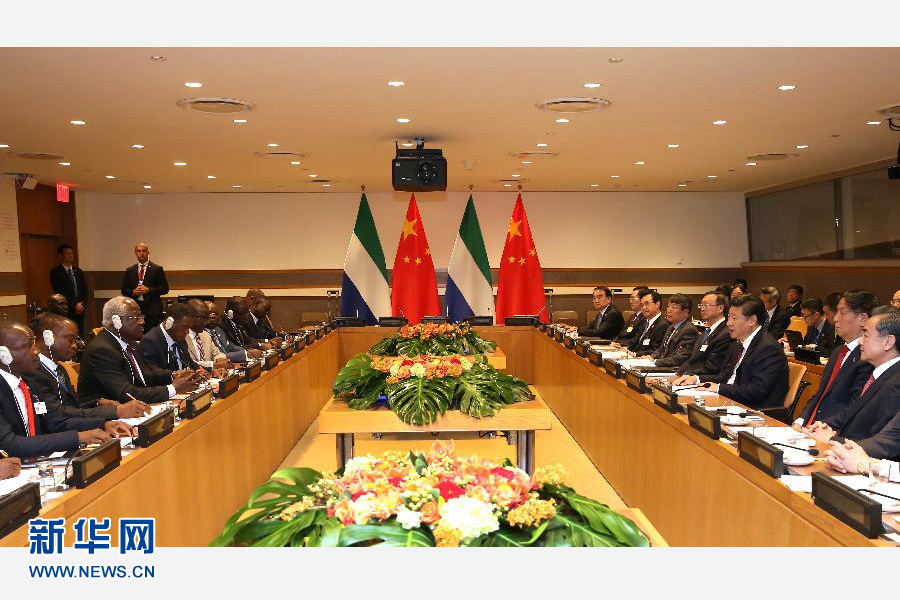 9月27日，國家主席習(xí)近平在紐約會見塞拉利昂總統(tǒng)科羅馬。新華社記者 龐興雷 攝