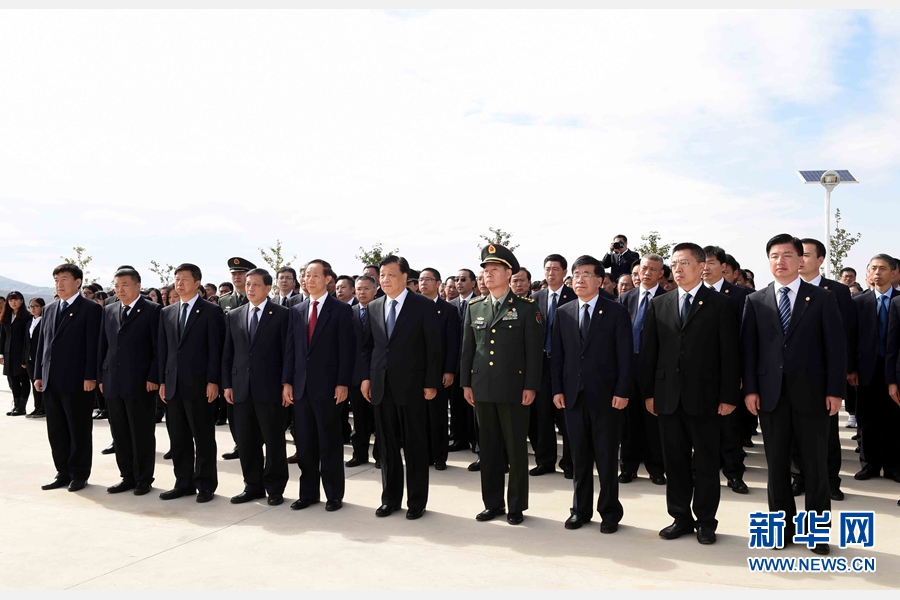 10月11日，中共中央政治局常委、中央書記處書記劉云山專程趕赴安州祭掃中國人民志愿軍烈士陵園，向中國人民志愿軍烈士敬獻花籃并默哀。 新華社記者 饒愛民 攝