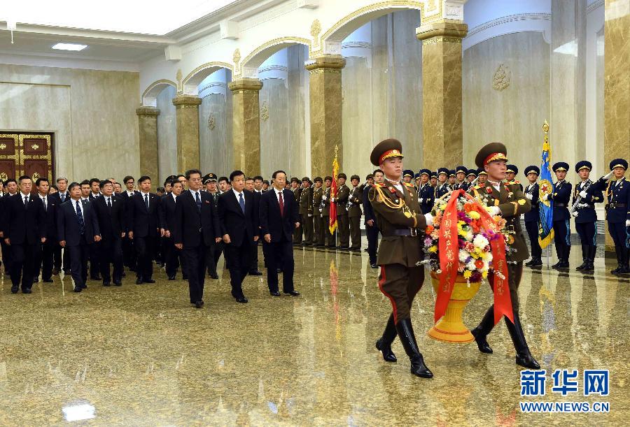 10月11日，中共中央政治局常委、中央書記處書記劉云山前往錦繡山太陽宮，向金日成主席和金正日總書記塑像敬獻花籃。 新華社記者饒愛民攝