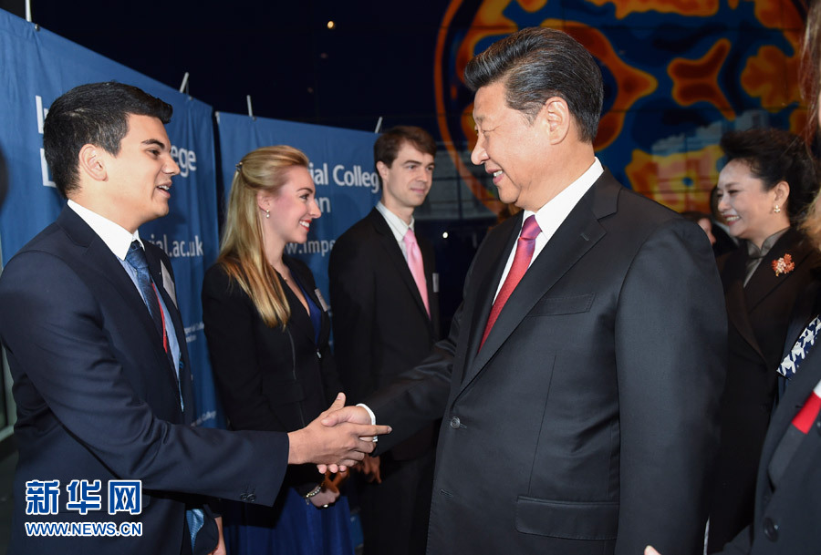 10月21日，國家主席習(xí)近平在倫敦參觀帝國理工學(xué)院。 新華社記者謝環(huán)馳 攝