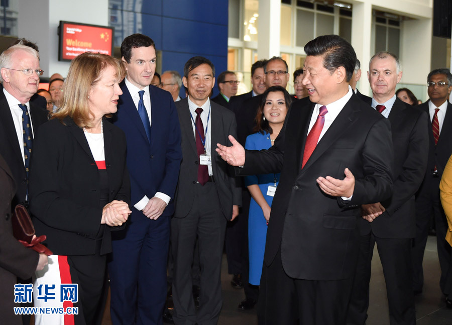 10月21日，國家主席習(xí)近平在倫敦參觀帝國理工學(xué)院。這是習(xí)近平同該校員工親切交談。 新華社記者 謝環(huán)馳 攝