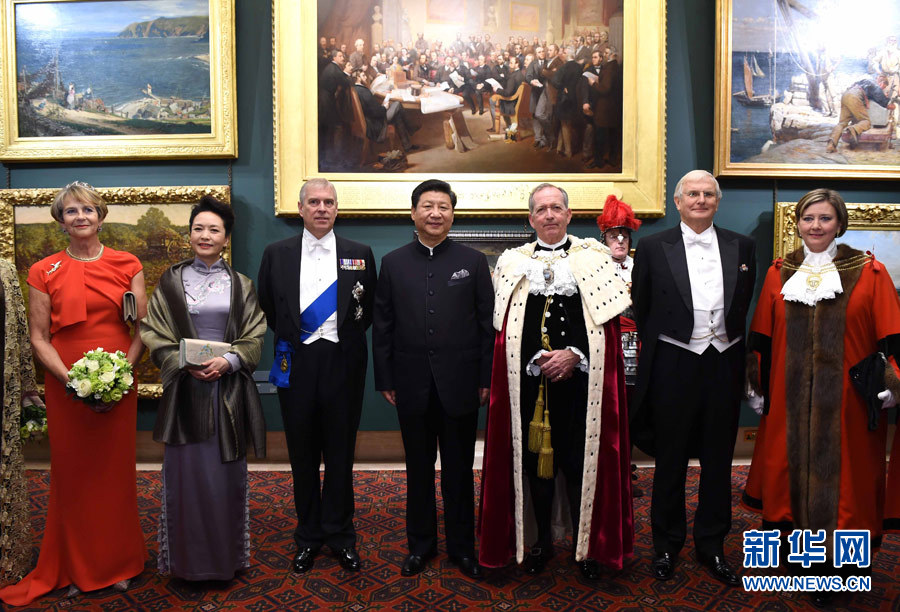 當?shù)貢r間10月21日，國家主席習近平在倫敦金融城市政廳發(fā)表題為《共倡開放包容共促和平發(fā)展》的重要演講。這是習近平和夫人彭麗媛同嘉賓合影。 新華社記者 饒愛民 攝