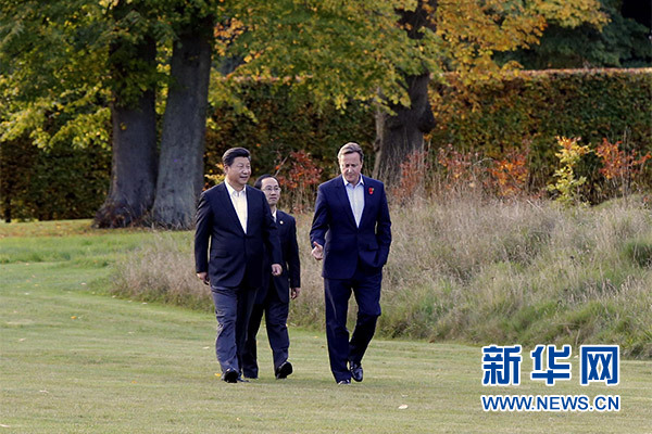 這是習近平與卡梅倫漫步草坪，邊走邊談。新華社記者 鞠鵬攝