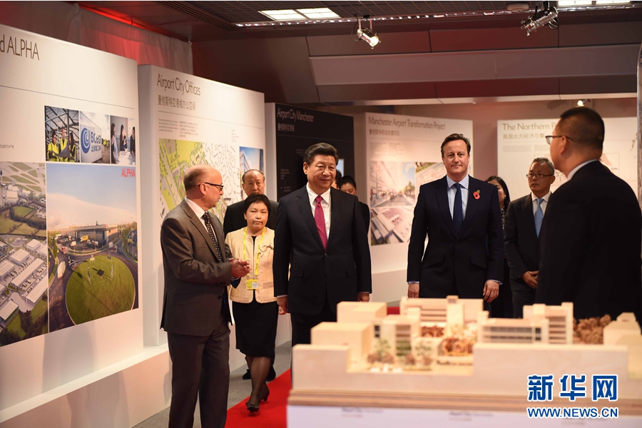 10月23日，國家主席習近平在英國首相卡梅倫陪同下，參觀曼徹斯特空港城項目。這是習近平和卡梅倫共同參觀曼徹斯特空港城發(fā)展規(guī)劃圖片展和空港城中國園模型。 新華社記者 張鐸 攝