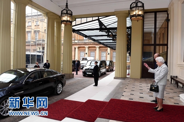 10月22日，國家主席習(xí)近平和夫人彭麗媛離開白金漢宮。離開前，英國女王伊麗莎白二世和丈夫菲利普親王專門前來同習(xí)近平夫婦親切話別。新華社記者 饒愛民 攝 