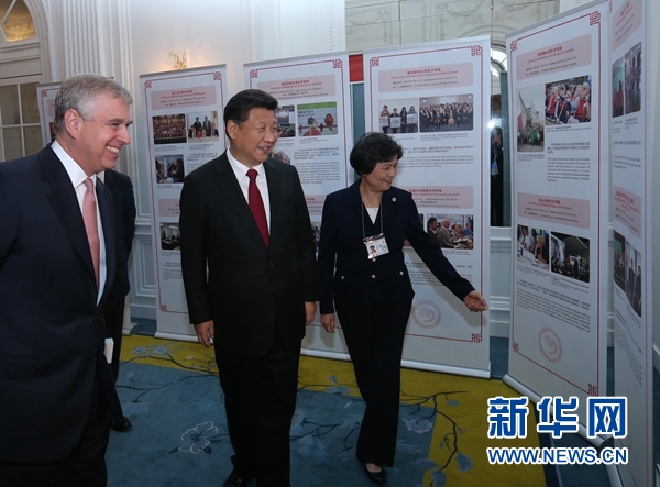 10月22日，國家主席習近平在倫敦出席全英孔子學院和孔子課堂年會開幕式。這是習近平參觀全英孔子學院和孔子課堂成果圖片展。 新華社記者 龐興雷 攝