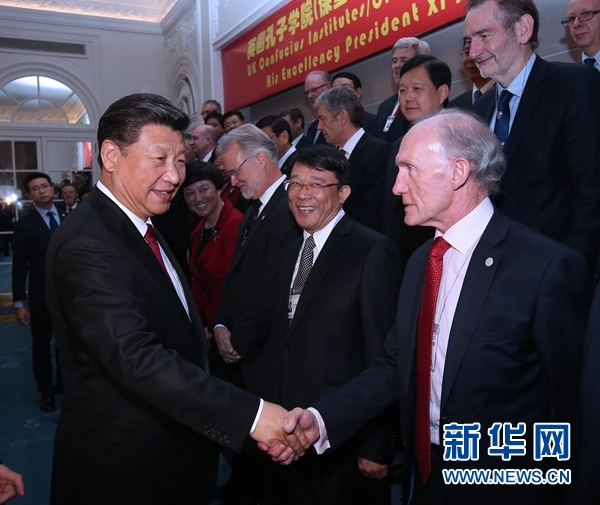 10月22日，國家主席習近平在倫敦出席全英孔子學院和孔子課堂年會開幕式。這是習近平同參加開幕式的嘉賓親切交談。 新華社記者 龐興雷 攝 