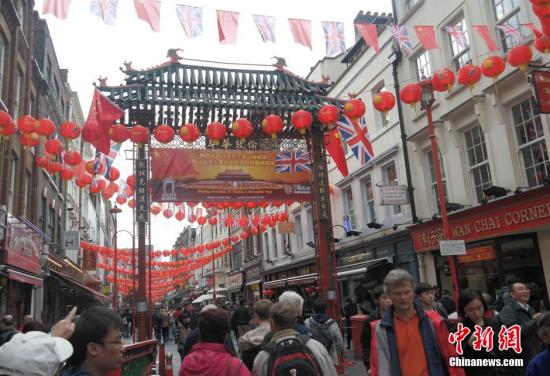 習(xí)近平主席訪問英國，倫敦唐人街掛出大紅燈籠和中英兩國國旗。 <a target='_blank' ><p  align=