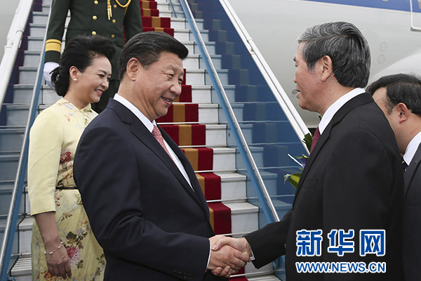 11月5日，中共中央總書記、國家主席習近平抵達越南首都河內(nèi)，開始對越南進行國事訪問。這是越南高級官員到機場迎接習近平和夫人彭麗媛。新華社記者蘭紅光攝 