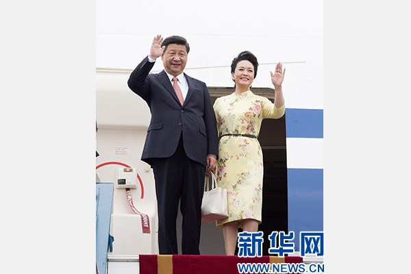 11月5日，中共中央總書記、國家主席習近平抵達越南首都河內(nèi)，開始對越南進行國事訪問。這是習近平和夫人彭麗媛步出艙門向歡迎人群揮手致意。新華社記者 李學仁 攝