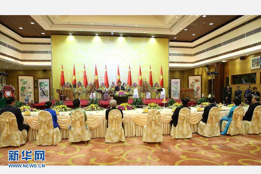 11月5日，中共中央總書(shū)記、國(guó)家主席習(xí)近平和夫人彭麗媛出席越共中央總書(shū)記阮富仲和越南國(guó)家主席張晉創(chuàng)在河內(nèi)國(guó)際會(huì)議中心舉行的盛大歡迎晚宴。新華社記者 龐興雷 攝 