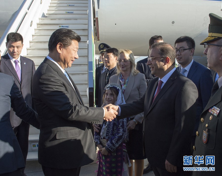  11月14日，國家主席習(xí)近平抵達土耳其安塔利亞，應(yīng)土耳其共和國總統(tǒng)埃爾多安邀請，出席二十國集團領(lǐng)導(dǎo)人第十次峰會。土耳其高級官員到機場迎接習(xí)近平主席一行。新華社記者 李學(xué)仁 攝 