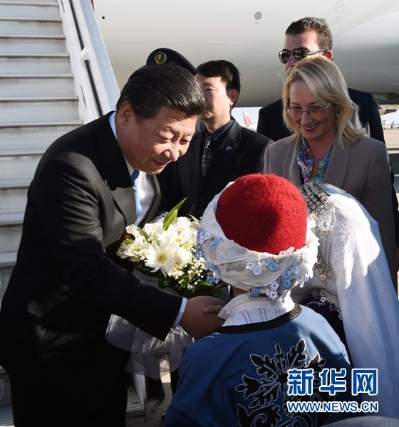 11月14日，國家主席習(xí)近平抵達土耳其安塔利亞，應(yīng)土耳其共和國總統(tǒng)埃爾多安邀請，出席二十國集團領(lǐng)導(dǎo)人第十次峰會。這是土耳其兒童向習(xí)近平主席獻花。新華社記者 饒愛民 攝 