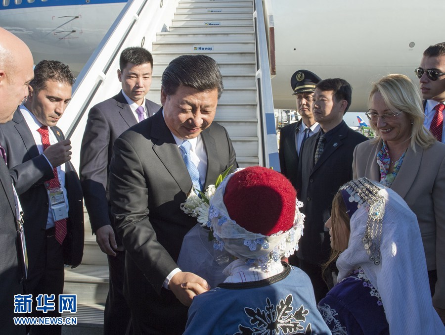 11月14日，國家主席習(xí)近平抵達土耳其安塔利亞，應(yīng)土耳其共和國總統(tǒng)埃爾多安邀請，出席二十國集團領(lǐng)導(dǎo)人第十次峰會。這是土耳其兒童向習(xí)近平主席獻花。新華社記者 李學(xué)仁 攝 