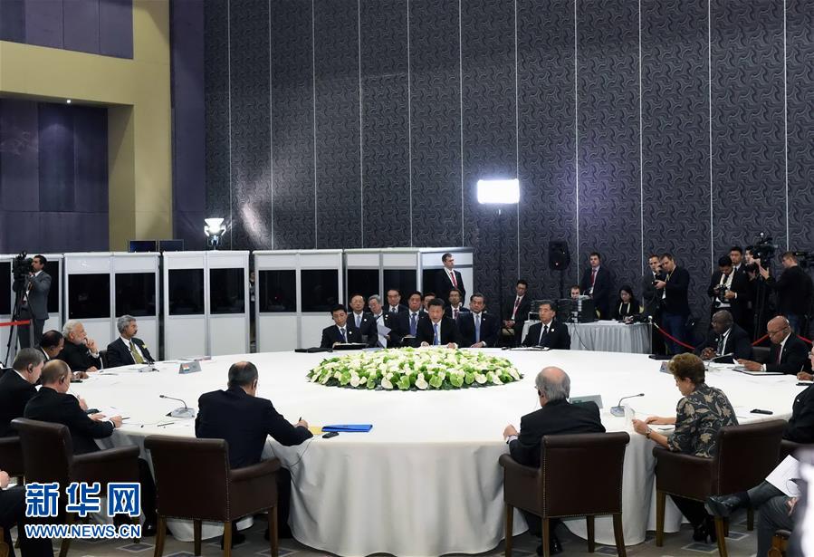  11月15日，金磚國家領(lǐng)導(dǎo)人非正式會晤在土耳其安塔利亞舉行，中國國家主席習(xí)近平、俄羅斯總統(tǒng)普京、印度總理莫迪、南非總統(tǒng)祖馬、巴西總統(tǒng)羅塞夫出席。習(xí)近平在會上發(fā)表題為《開拓機遇應(yīng)對挑戰(zhàn)》的重要講話。 新華社記者 饒愛民 攝 