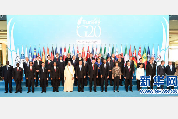 11月15日，二十國集團(tuán)領(lǐng)導(dǎo)人第十次峰會在土耳其安塔利亞舉行。國家主席習(xí)近平出席并發(fā)表題為《創(chuàng)新增長路徑共享發(fā)展成果》的重要講話。這是習(xí)近平主席同與會領(lǐng)導(dǎo)人合影。 新華社記者 李學(xué)仁 攝