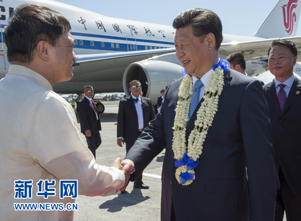11月17日，國家主席習近平抵達菲律賓首都馬尼拉尼諾&middot;阿基諾國際機場，出席即將舉行的亞太經(jīng)合組織第二十三次領導人非正式會議。菲律賓高級官員到機場迎接習近平主席。新華社記者李學仁攝