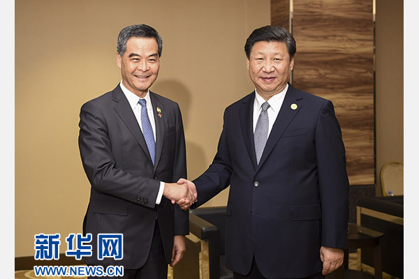 11月18日，國家主席習(xí)近平在菲律賓馬尼拉會見前來出席亞太經(jīng)合組織第二十三次領(lǐng)導(dǎo)人非正式會議的香港特別行政區(qū)行政長官梁振英。新華社記者謝環(huán)馳攝