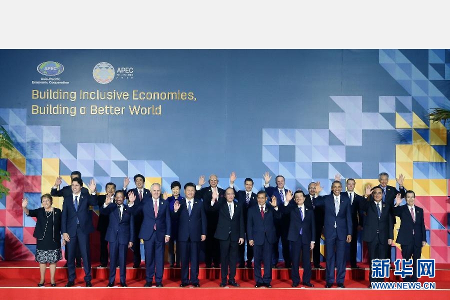 這是會(huì)議開(kāi)始前，國(guó)家主席習(xí)近平同其他亞太經(jīng)合組織成員經(jīng)濟(jì)體領(lǐng)導(dǎo)人、代表合影。 新華社記者 姚大偉 攝