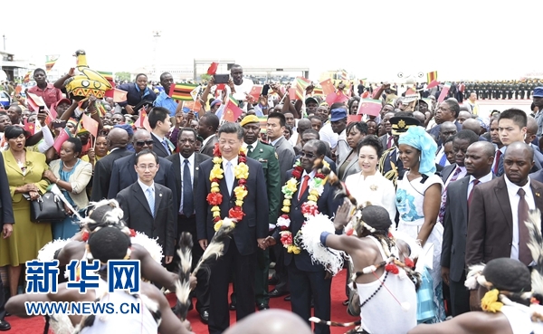 12月1日，中國國家主席習(xí)近平乘專機(jī)抵達(dá)津巴布韋首都哈拉雷，開始對津巴布韋進(jìn)行國事訪問。津巴布韋總統(tǒng)穆加貝在機(jī)場舉行隆重歡迎儀式。這是當(dāng)?shù)孛癖娞饸g快熱情的傳統(tǒng)舞蹈，歡迎習(xí)近平和彭麗媛到訪。新華社記者 謝環(huán)馳 攝 