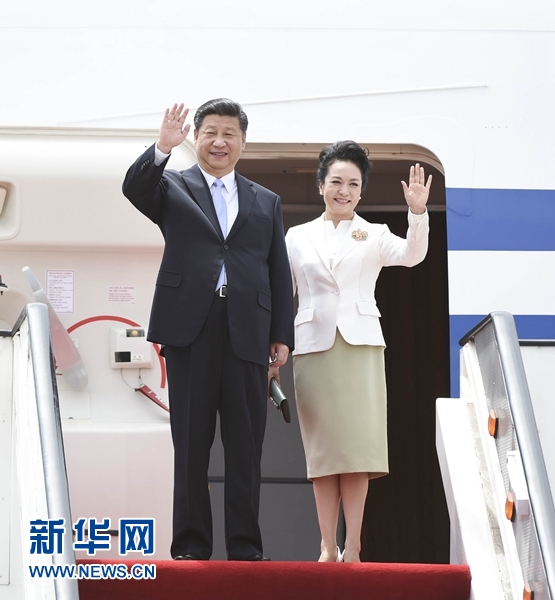 12月1日，中國國家主席習(xí)近平乘專機(jī)抵達(dá)津巴布韋首都哈拉雷，開始對津巴布韋進(jìn)行國事訪問。津巴布韋總統(tǒng)穆加貝在機(jī)場舉行隆重歡迎儀式。這是習(xí)近平和夫人彭麗媛向歡迎人群揮手致意。新華社記者 謝環(huán)馳 攝 