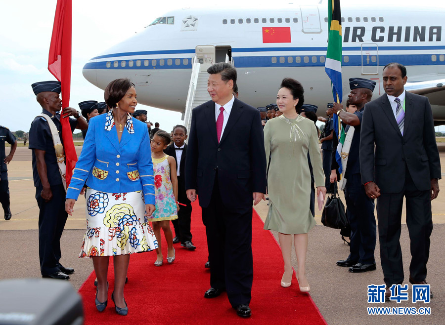 12月2日，國家主席習近平抵達南非首都比勒陀利亞，開始對南非進行國事訪問。南非外長馬沙巴內等政府高級官員到機場迎接習近平和夫人彭麗媛。新華社記者蘭紅光攝