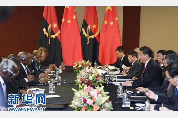 12月3日，國(guó)家主席習(xí)近平在約翰內(nèi)斯堡會(huì)見安哥拉總統(tǒng)多斯桑托斯。 新華社記者 謝環(huán)馳 攝
