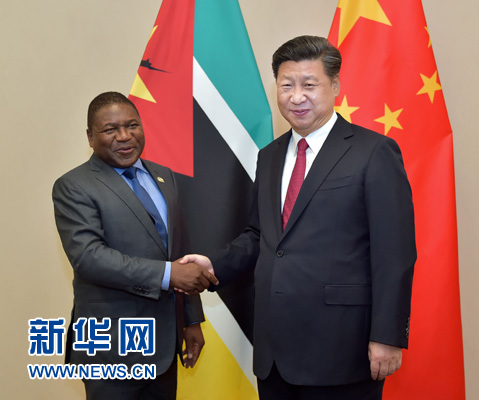 12月3日，國(guó)家主席習(xí)近平在約翰內(nèi)斯堡會(huì)見(jiàn)莫桑比克總統(tǒng)紐西。新華社記者 李濤 攝 