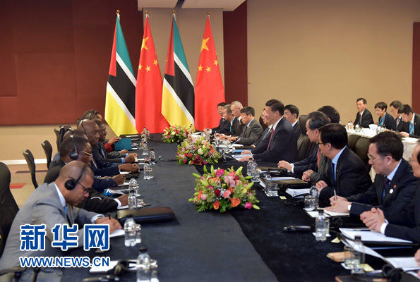 12月3日，國(guó)家主席習(xí)近平在約翰內(nèi)斯堡會(huì)見(jiàn)莫桑比克總統(tǒng)紐西。新華社記者 李濤 攝 