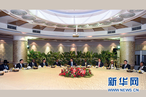 12月4日，國(guó)家主席習(xí)近平在約翰內(nèi)斯堡集體會(huì)見(jiàn)13位非洲國(guó)家領(lǐng)導(dǎo)人。 新華社記者 謝環(huán)馳 攝