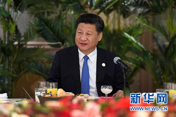 12月4日，國(guó)家主席習(xí)近平在約翰內(nèi)斯堡集體會(huì)見(jiàn)13位非洲國(guó)家領(lǐng)導(dǎo)人。 新華社記者 謝環(huán)馳 攝