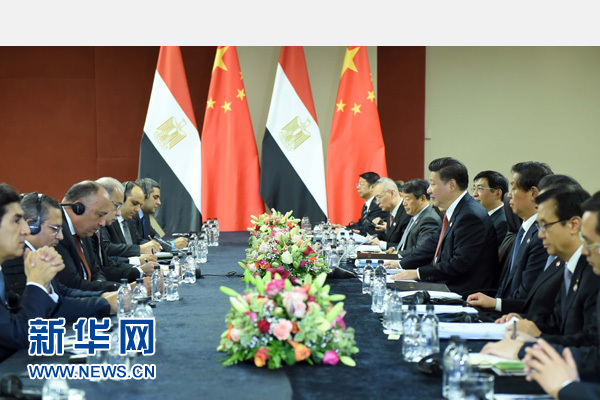 12月4日，國(guó)家主席習(xí)近平在約翰內(nèi)斯堡會(huì)見埃及總理伊斯梅爾。新華社記者 張鐸 攝 