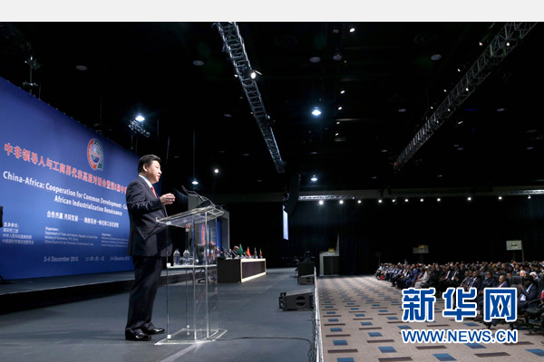 12月4日，國家主席習(xí)近平在約翰內(nèi)斯堡出席中非領(lǐng)導(dǎo)人與工商界代表高層對話會暨第五屆中非企業(yè)家大會閉幕式并發(fā)表題為《攜手共進(jìn)，譜寫中非合作新篇章》的重要講話。新華社記者 姚大偉 攝