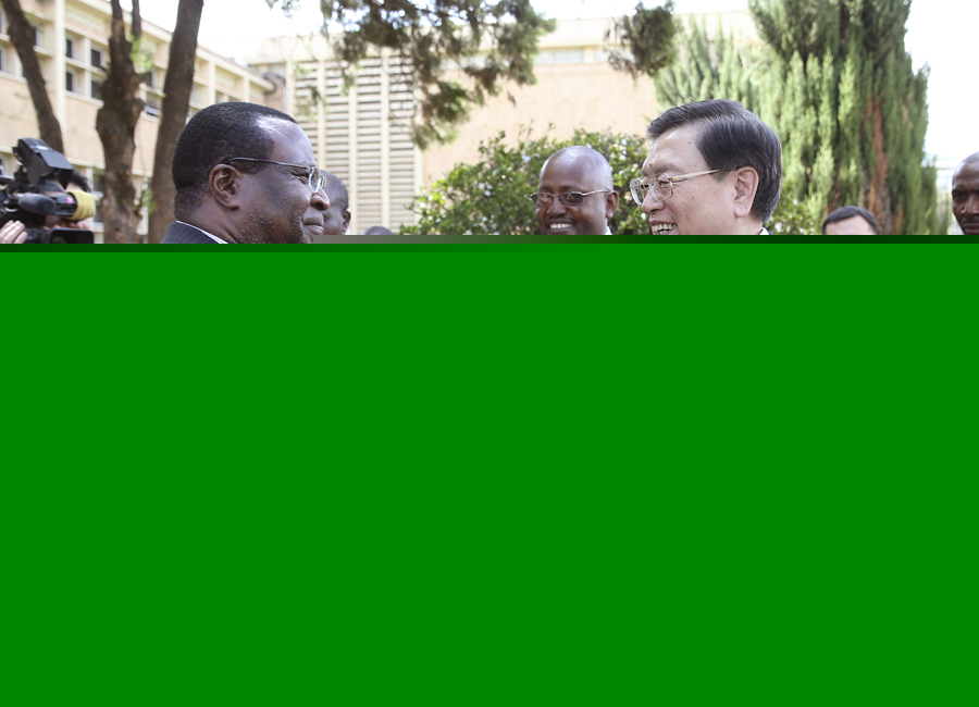 這是3月24日，張德江在肯尼亞首都內(nèi)羅畢與肯尼亞參議長埃蘇羅舉行會談。 新華社記者馬占成攝